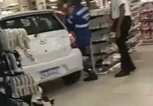  Carro invade loja do Shopping Barra e deixa local