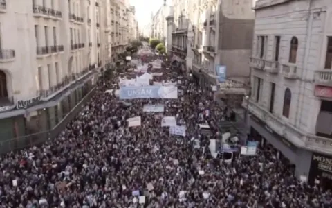 Estudantes protestam contra cortes do governo Mile