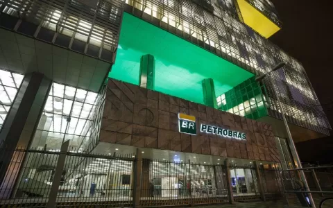 Gestão desastrosa da Petrobras eleva preço do comb