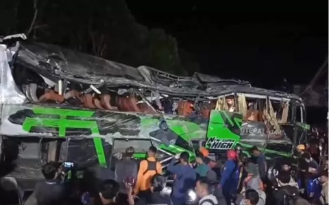 Acidente com ônibus escolar deixa 11 mortos na Ind