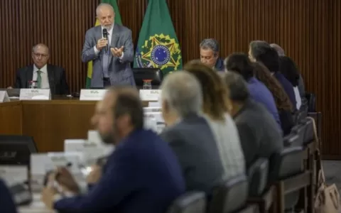Lula dá puxão de orelha em ministros e pede cautel