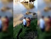 Vídeo mostra pessoas saindo da água após ponte des