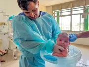 Técnica de ofuroterapia acalma bebês no Hospital R