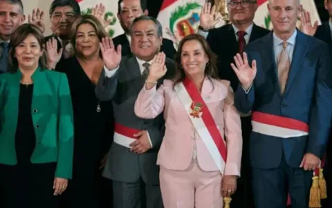 Peru substitui seis ministros após operação na cas