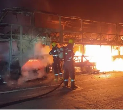 Ônibus é destruído pelo fogo na BR-060, entre Abad