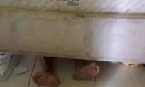 Homem se esconde debaixo de cama com medo de ser p