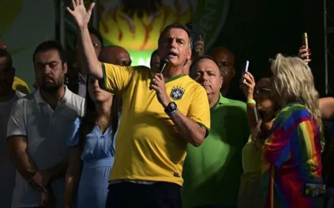 Bolsonaro convoca apoiadores para ato em Copacaban