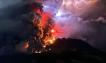 Erupção de vulcão na Indonésia gera alerta de tsun