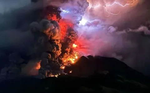 Erupção de vulcão na Indonésia gera alerta de tsun
