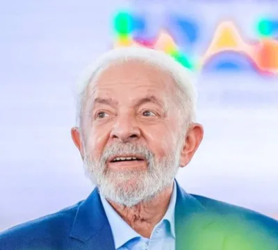 Lula quer reunir presidentes democratas para comba