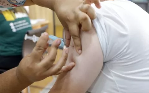 Vacina contra a gripe é aplicada em bebês com mais