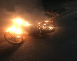 Moto pega fogo após curto circuito no bairro Monte