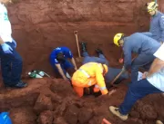 Dois trabalhadores são soterrados em deslizamento 