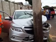 Motorista bate carro em poste e foge deixando quat