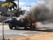 Veículo pega fogo em frente ao Fórum de Uberlândia