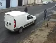 Entregador se agarra à porta de veículo e consegue