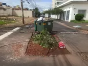 Moradores usam contêiner de lixo para sinalizar bu