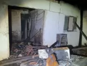 Casa desocupada é atingida por incêndio no bairro 