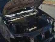 VÍDEO: Carro com duas ocupantes pega fogo no meio 