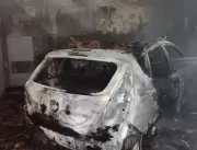 Veículo entra em chamas dentro da garagem e incênd