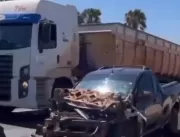 Homem morre após bater na traseira de caminhão na 