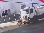VÍDEO: Motociclista é atropelado por caminhão em U
