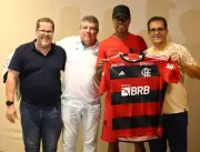 Ex-jogador do Uberlândia, Bruno Henrique presentei