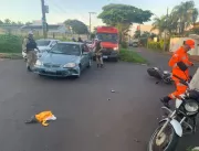 Batida entre duas motos e um carro deixa mulher gr