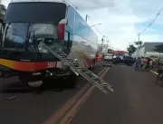Batida entre carro e ônibus deixa duas pessoas fer