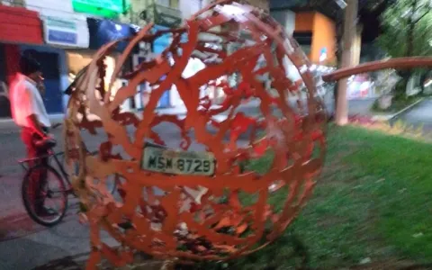 Motorista embriagado danifica monumento no centro de Colatina