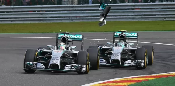 Batida entre pilotos da Mercedes mexe com ânimos d