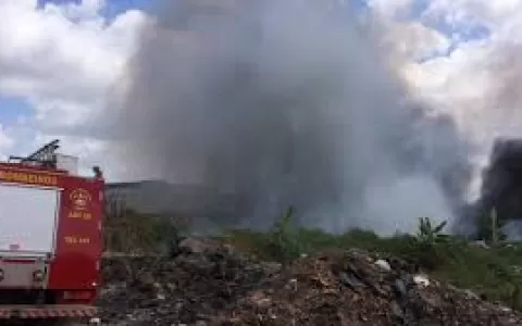 Lixão pega fogo no bairro São Cristóvão, em São Lu