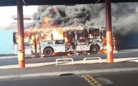Transporte público pega fogo dentro de terminal da