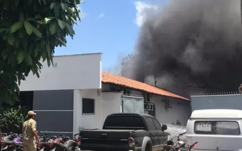 Incêndio atinge pátio de delegacia na Vila Palmeir