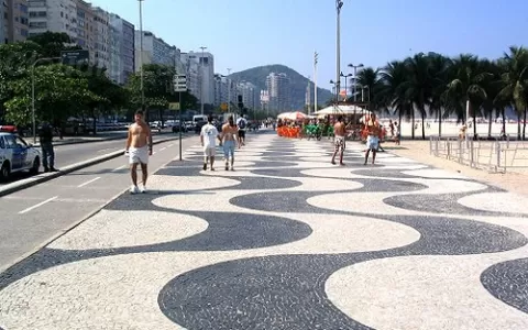 Doze ficam feridos em tiroteio em Copacabana 