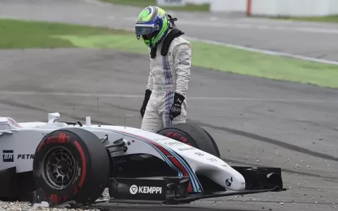 Massa critica pilotos jovens após batida