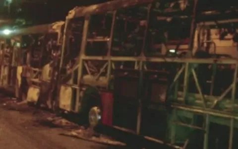 Dois ônibus são  incendiados  na zona leste de SP 