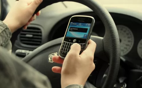 Motorista dirige às cegas quando usa celular.