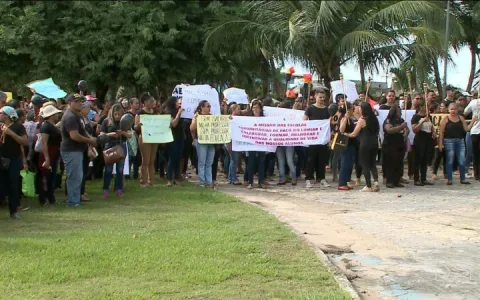 Professores e funcionários protestam em razão do atraso no repasse de verbas em escolas comunitárias de Paço do Lumiar. 