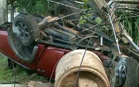 Homem perde controle de veículo e colide em poste de São Luís