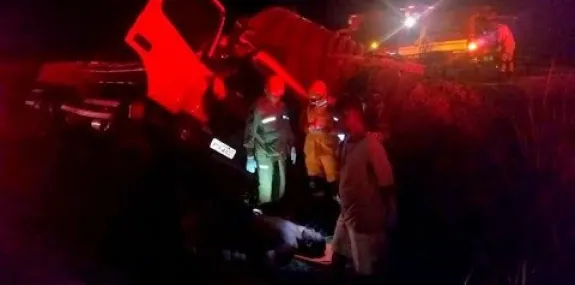 Motorista de caminhão fica preso nas ferragens, após tombamento em Campo de Peris 