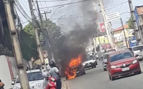 Incêndio é registrado em avenida de São Luís e carro fica totalmente destruído pelas chamas 