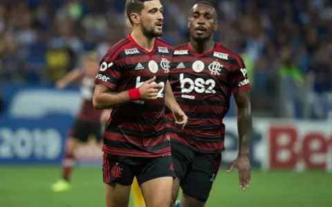 Flamengo vence Atlético Mineiro e amplia vantagem 