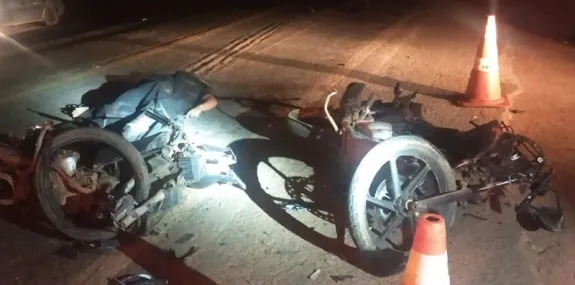 Motociclista morre após colisão entre duas motocic