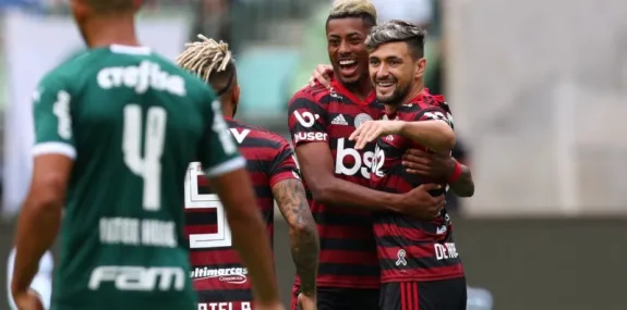 Campeão, Flamengo vence Palmeiras em dia de record