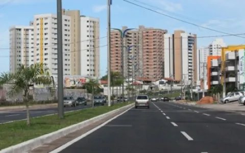 Motorista perde o controle e carro derruba poste em avenida em São Luís