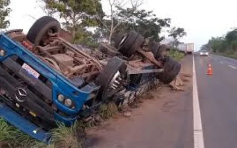 Após colisão lateral, caminhão tomba na BR-010 no Maranhão, mas ninguém fica ferido 