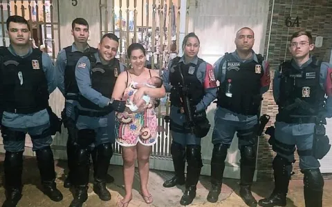 Policial Militar salva a vida de bebê engasgado co