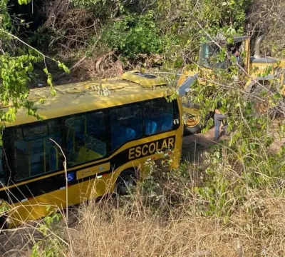 Criança fica ferida após ônibus escolar cair de um
