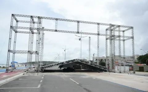 Réveillon do Maranhão: Governo inicia montagem do palco na Avenida Litorânea